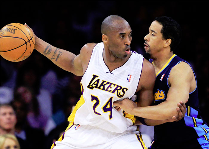 Triple doble de Bynum en el primer triunfo de los Lakers