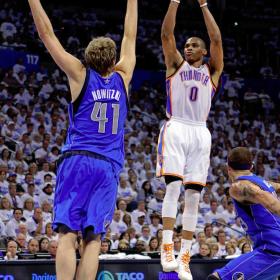 Westbrook, Durant y Harden complican a los campeones Westbrook, Durant y Harden complican a los campeones