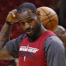 Ibaka acusa de mal defensor a LeBron; este le llama estúpido Ibaka acusa de mal defensor a LeBron; este le llama estúpido