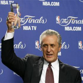 Riley recibió el premio Chuck Daly a su carrera profesional Riley recibió el premio Chuck Daly a su carrera profesional
