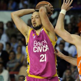 Bogdanovic le da el triunfo al Cajasol ante el Joventut Bogdanovic le da el triunfo al Cajasol ante el Joventut