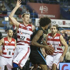 El Manresa gana por fin y funde al Estu con 18 triples El Manresa gana por fin y funde al Estu con 18 triples