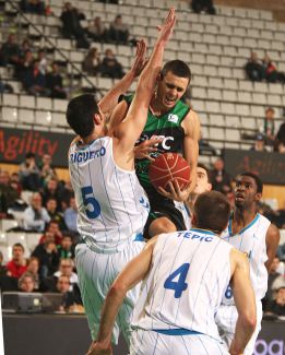 El Fiatc Joventut toma oxígeno al derrotar al Cajasol El Fiatc Joventut toma oxígeno al derrotar al Cajasol
