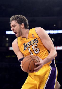 Pau Gasol regresa y los Lakers firman una victoria apurada Pau Gasol regresa y los Lakers firman una victoria apurada