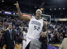 Johnson, con triple, decide la victoria de los Kings Johnson, con triple, decide la victoria de los Kings
