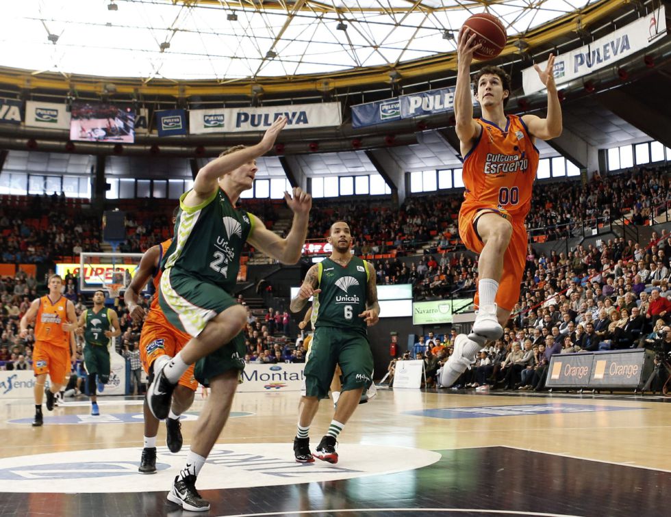 El Valencia Basket arrolla al Unicaja y asegura estar en Copa