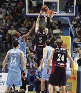 El Caja Laboral prolonga su racha y aleja al Estu de la Copa El Caja Laboral prolonga su racha y aleja al Estu de la Copa