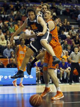 El Valencia doblega al Bilbao en la prórroga a base de tiros libres El Valencia doblega al Bilbao en la prórroga a base de tiros libres