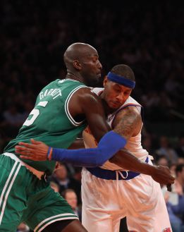 Anthony fue a buscar a Garnett al vestuario y al autobús Anthony fue a buscar a Garnett al vestuario y al autobús