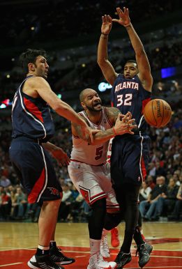 Boozer brilla y los Hawks lucen su anotación más pobre Boozer brilla y los Hawks lucen su anotación más pobre