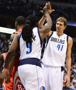 Nowitzki y Mayo se combinan en la victoria de los Mavericks Nowitzki y Mayo se combinan en la victoria de los Mavericks