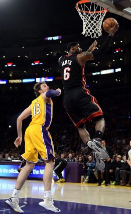 James devora a los Lakers y Gasol comenzó en el banquillo James devora a los Lakers y Gasol comenzó en el banquillo