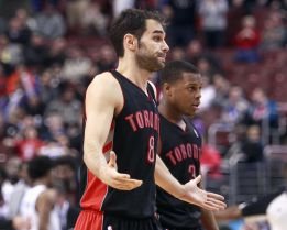 Holiday salvó a los Sixers ante los Raptors; Calderón, 13 puntos Holiday salvó a los Sixers ante los Raptors; Calderón, 13 puntos