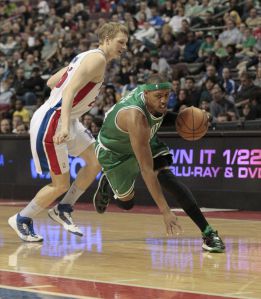 El novato Drummond lidera el triunfo de Pistons ante Celtics El novato Drummond lidera el triunfo de Pistons ante Celtics