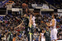 El Unicaja se reencuentra con el triunfo y hunde al Lagun Aro El Unicaja se reencuentra con el triunfo y hunde al Lagun Aro