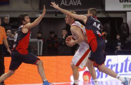 El Caja Laboral mete la directa tras el descanso y pasa a semis El Caja Laboral mete la directa tras el descanso y pasa a semis