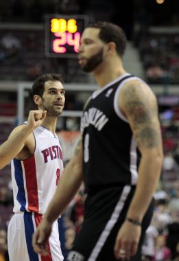 Brook López amarga el debut de Calderón en Detroit Brook López amarga el debut de Calderón en Detroit