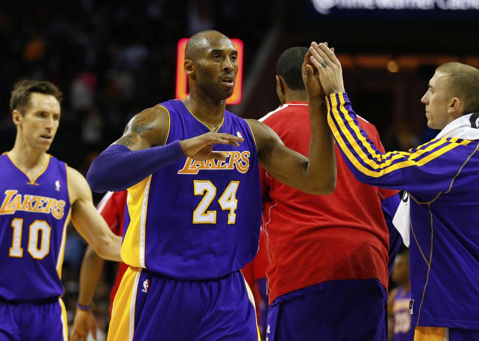 Kobe Bryant salvó a los Lakers de la derrota ante los Bobcats