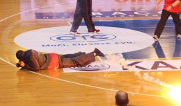Una bengala impacta en Hines en la final de la Copa de Grecia Una bengala impacta en Hines en la final de la Copa de Grecia
