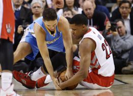 Rudy Gay define el tercer triunfo seguido para los Raptors Rudy Gay define el tercer triunfo seguido para los Raptors