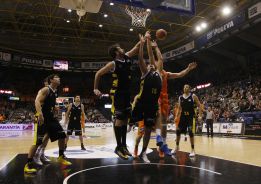 El Valencia arrolla al Canarias y rompe racha de cuatro derrotas El Valencia arrolla al Canarias y rompe racha de cuatro derrotas