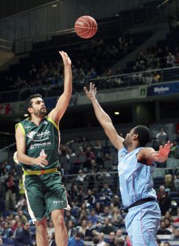 El Estudiantes hunde un poco más en el pozo al Unicaja El Estudiantes hunde un poco más en el pozo al Unicaja