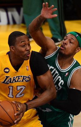 Howard firma ante Boston una victoria con dedicatoria a Buss Howard firma ante Boston una victoria con dedicatoria a Buss