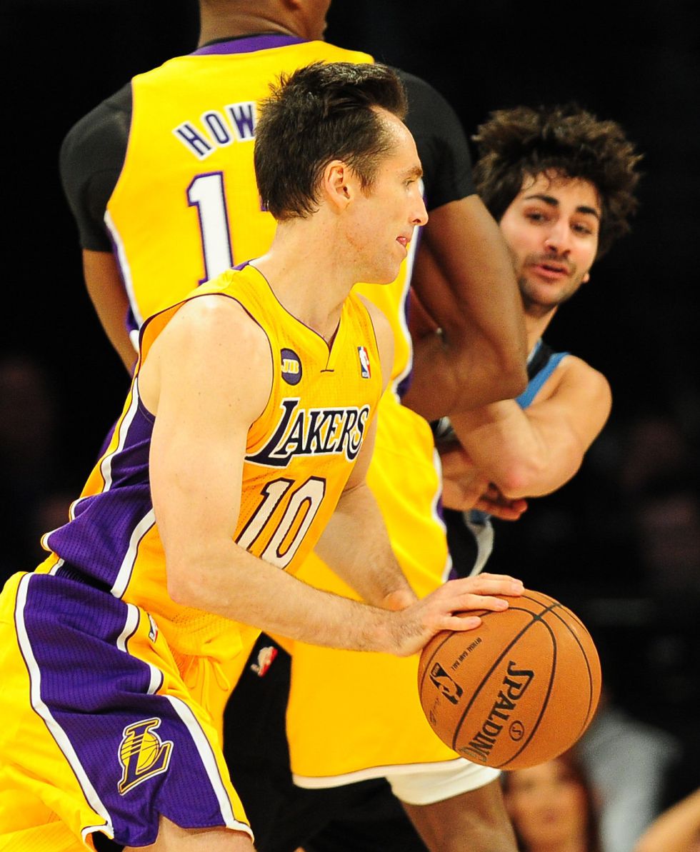 Los Lakers, más cerca de los playoffs pese a un gran Ricky