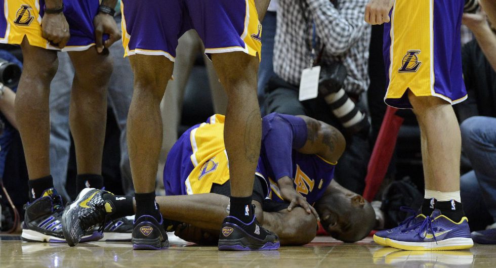Kobe Bryant se lesiona y acusa de "juego sucio" a Dahntay Jones