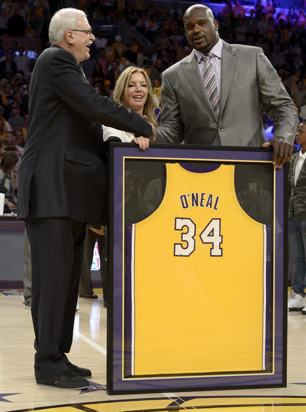 Lakers retira el 34 de Shaquille y el público pide a Phil Jackson
