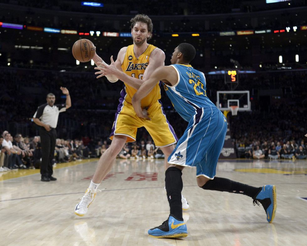 Kobe Bryant devuelve a los Lakers a los playoffs