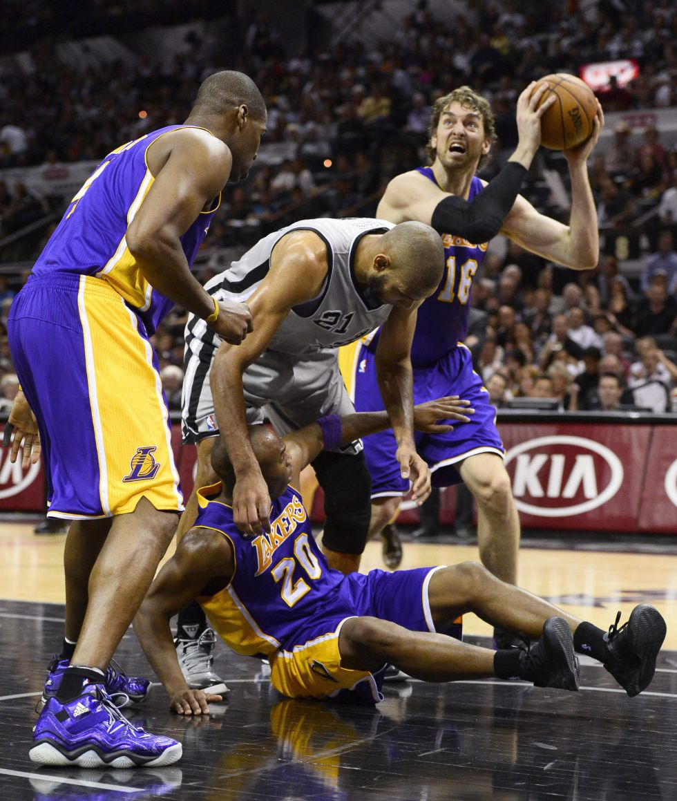Los Spurs golpean primero a unos Lakers sin tiro