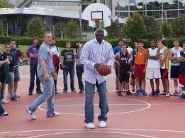 Dominique Wilkins sorprende a jugadores callejeros de Bilbao Dominique Wilkins sorprende a jugadores callejeros de Bilbao