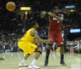LeBron, con 25 puntos en un cuarto, lidera a los Miami Heat