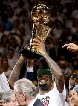 Hazte una foto con el trofeo de la NBA en la redacción de AS