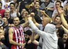 Los seguidores del Estrella Roja roban la copa al Partizán