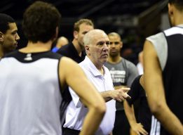 San Antonio Spurs hace oficial la renovación de Gregg Popovich