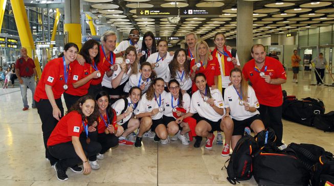 Las chicas de la Sub-18 llegan a Barajas con el bronce europeo