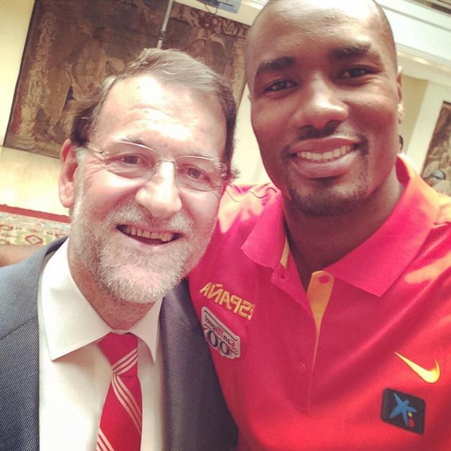 El 'selfie' de Serge Ibaka con el presidente Mariano Rajoy