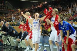 Diez mil hinchas llevan en volandas a Finlandia