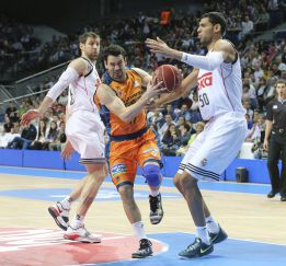 El Madrid aprovecha el traspié culé con una paliza al Valencia