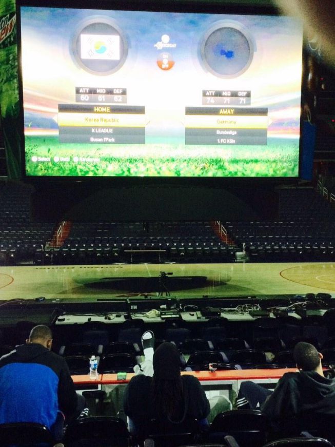 Nada mejor que un FIFA15 en el marcador gigante del pabellón