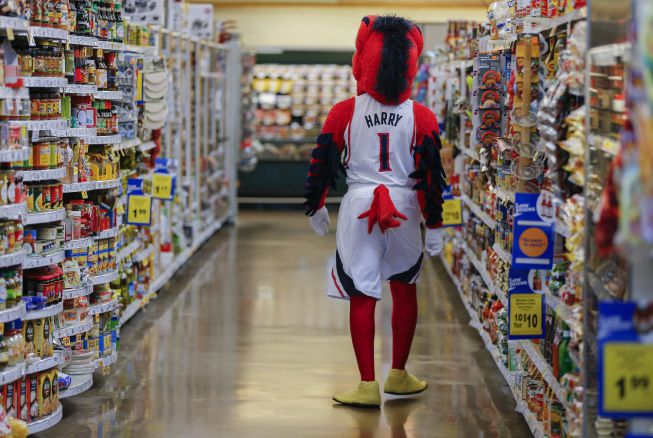 ¿Qué hace la mascota de los Hawks en un supermercado?