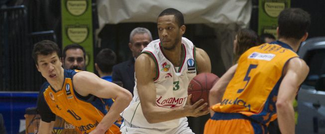 Una canasta de Marcus Brown apaga la euforia en Valencia Una canasta de Marcus Brown apaga la euforia en Valencia