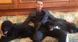 Stephen Curry hace migas con los perros de la familia Obama