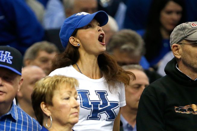 Ashley Judd bebe los vientos por los Kentucky Wildcats