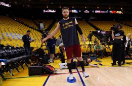 Los Cavs abandonaron a Dellavedova en el pabellón Los Cavs abandonaron a Dellavedova en el pabellón