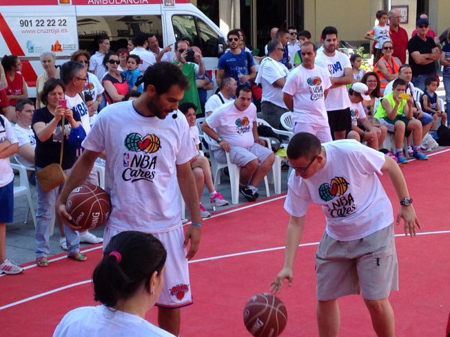 NBA Cares: Villanueva de la Serena disfrutó junto a Calderón