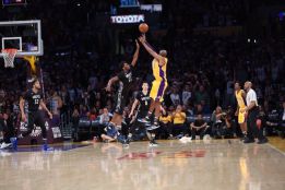 Kobe Bryant anota una canasta ante la defensa de Andrew Wiggins en el Lakers vs Wolves