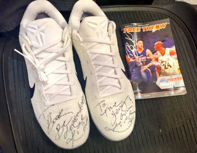 Kobe le regala unas zapatillas a Devin Booker: "Sé legendario"